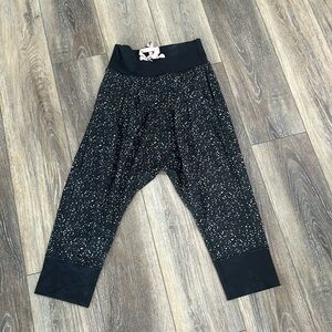 Lululemon Drop Capri Pants Size 4, Black and Lavender